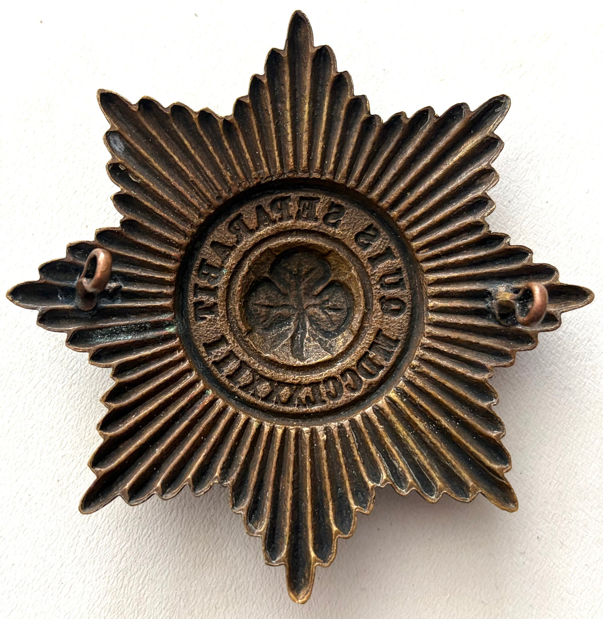 WWI Era The Irish Guards Metal Cap Badge